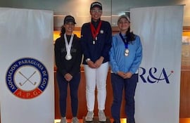 De izquierda a derecha las golfistas María Inés Jaime, Fernanda Vera y Nara Takahashi que subieron al podio en el Circuito Nacional de Golf.