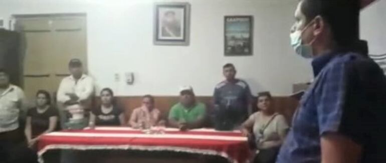 El administrador Andrés Arrúa reuniendo a los funcionarios municipales en la oficina del intendente Gustavo Penayo