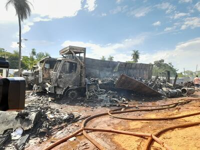 Tres camiones fueron destruidos por el incendio registrado en Itauguá este domingo.