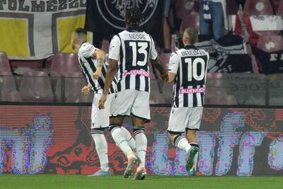 Udinese goleó a Salernitana que aprovechó la caída del Cagliari para seguir en la Serie A.