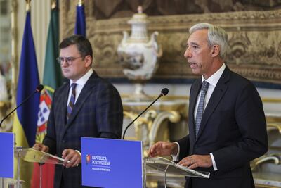Ministro de relaciones exteriores de Ucrania, Dmytro Kuleba (L) en Lisboa.