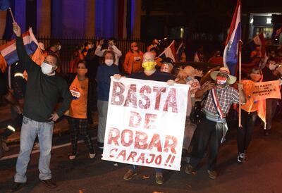 Movilización contra el robo estatal en plena pandemia. Al fondo y  con kepi, Esther Roa participa en el evento.