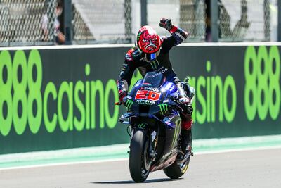 El piloto francés de Yamaha, Fabio Quartararo, subió a lo más alto del podio en el Gran Premio de Portugal de MotoGP, en el circuito de Portimao. EFE