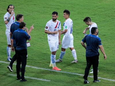 Eduardo Berizzo dando indicaciones a los jugadores de Paraguay.