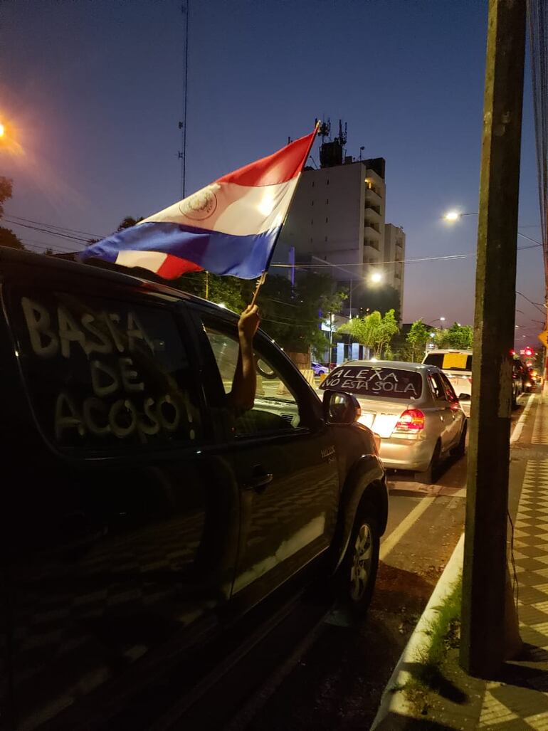 "Basta de acoso" dice el cartel pegado en uno de los vehículos que participó de la caravana en apoyo a Alexa Torres, quién según corrobó la justicia fue víctima del manoseo del cura Silvestre Olmedo, quién sin embargo fue absuelto.