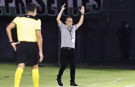 Alejandro Restrepo, cuando estuvo la semana pasada en Asunción dirigiendo al Atlético Nacional ante Olimpia.