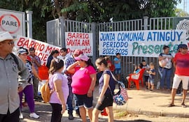 Vecinos se manifiestan exigiendo la instalación de una planta de tratamiento de agua potable.