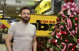 Ross Marquand visitó la redacción de ABC y expresó su alegría por visitar Paraguay. El actor de The Walking Dead estará este fin de semana en la primera edición de la ComicCon Paraguay.