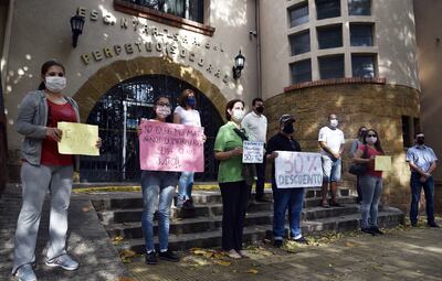 Padres de la escuela Perpetuo Socorro, de Asunción, se manifestaron esta semana frente a la institución exigiendo el 50% de descuento en las cuotas.