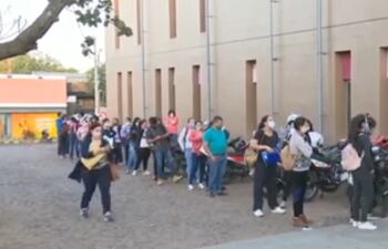 Fila de pacientes frente al Hospital San Pablo
