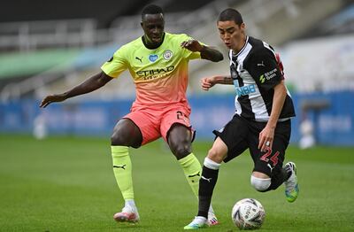 El paraguayo Miguel Almirón se hace de la pelota ante Benjamin Mendy, del Manchester City que ayer eliminó al Newcastle que tuvo en sus filas al compatriota hasta el minuto 65.