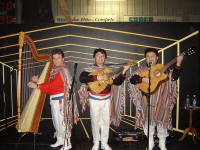 Estanislao Agüero (izquierda), en una actuación junto a Los Hijos del Paraguay.