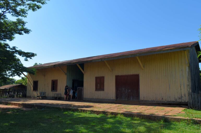 Fachada de la exestación de la localidad de Ñumí, también olvidada por Fepasa.