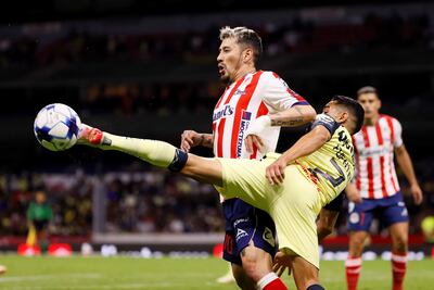 El jugador de América Luis Fuentes (d) disputa el balón ante Rubens Sambueza (i) de San Luis durante un partido de la jornada cuatro del Torneo Clausura del fútbol mexicano realizado en el Estadio Azteca de la capital mexicana.