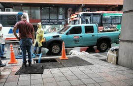 La ANDE se encuentra trabajando en varios puestos de distribución subterráneos inundados en el centro de Asunción.