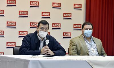 El Ing. Ubaldo Fernández, gerente técnico de la ANDE y el Ing. Jorge Amarilla.