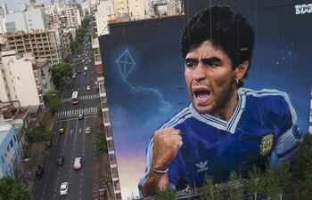 Vista del mural en honor a Diego Armando Maradona realizado por Martín Ron, en Buenos Aires (Argentina).