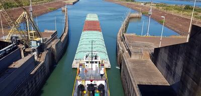 Con la reactivación del tránsito fluvial, las barcazas cruzaron ayer por la esclusa de Yacyretá.