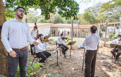El cantante José Mongelós junto a la agrupación de cámara de la OSIC, durante la serenata en el Ineram.