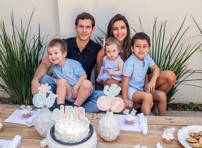Talía Saguier rodeada de su esposo Enzo Prono y sus hijos Octavio, Lucca y Candelaria.