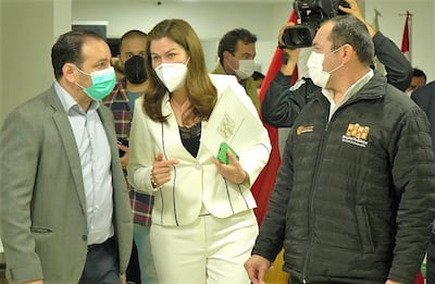 El intendente municipal de Encarnación, Sebastián Remezowski (ANR cartista), presidió el acto de asunción de la Dra. María Teresa Barán como directora del HPM, en sustitución del director renunciante, Dr. Víctor Cabrera.