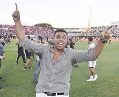 Así en pleno campo de juego de Para Uno festejó tras el clásico Marco Trovato.