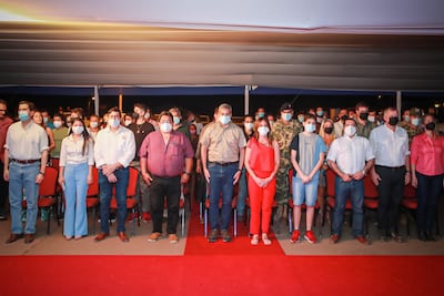 El presidente Mario Abdo en compañia de su esposa y principales autoridades en la noche de este martes en la lejana Bahia Negra, donde inauguro la conexion del sistema de energia electrica proveniente de las centrales hidroelectricas