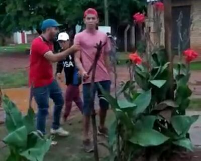 Uno de los jóvenes identificado como Silvio Quiñónez amenazó a la familia con un machete.