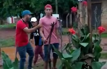 Uno de los jóvenes identificado como Silvio Quiñónez amenazó a la familia con un machete.