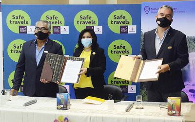 El presidente de Arcoiris SA, Óscar Ortega Benítez; la ministra de Turismo, Sofía Montiel de Afara, y el director de Arcoiris SA, Óscar Rafael Ortega Ortiz.