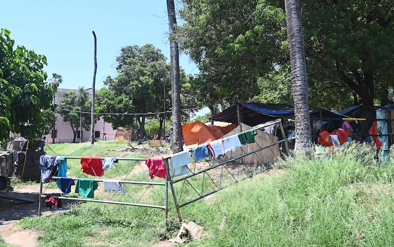 Ropa tendida en plena plaza, usando vallas de seguridad.