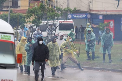 Manifestantes oficialistas se enfrentan a grupos que respaldan la medida del censo hoy, en Santa Cruz (Bolivia). (EFE)