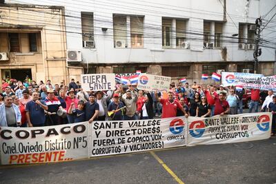 Trabajadores de Copaco se manifestaron este miércoles reclamando una serie de exigencias.