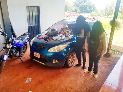 La motocicleta recuperada junto a las evidencias y detenidos.