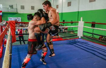 Oliver Báez salta y conecta un rodillazo a Jorge Espínola en uno de los combates del GP4 en el certamen Open The Machine Fight II que se realizó en Lambaré.