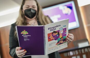 Lanzan guía de alfabetización digital EmpoderaTECH para mujeres adultas