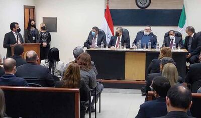 El presidente del gremio de Abogados de Paraguarí, Vicente Osorio se dirige a los ministros de la Corte Suprema de Justicia