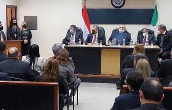 El presidente del gremio de Abogados de Paraguarí, Vicente Osorio se dirige a los ministros de la Corte Suprema de Justicia