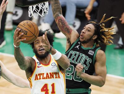 Saddiq Bey (i) de Atlanta jugará hoy contra Miami. Atlanta y Boston Celtics pueden encontrarse en los play-offs.