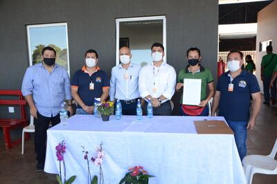 Los funcionarios de la Municipalidad entregaron los contratos a los permisionarios para la firma.