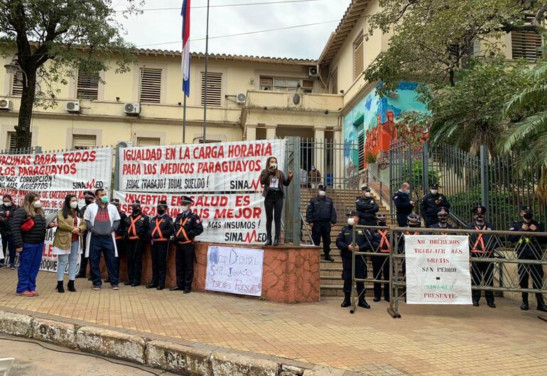 Los médicos se manifestaron frente al Ministerio de Salud Pública.