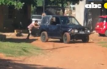 Momento en que uno de los presuntos asaltantes empuja la camioneta para intentar huir tras robo.