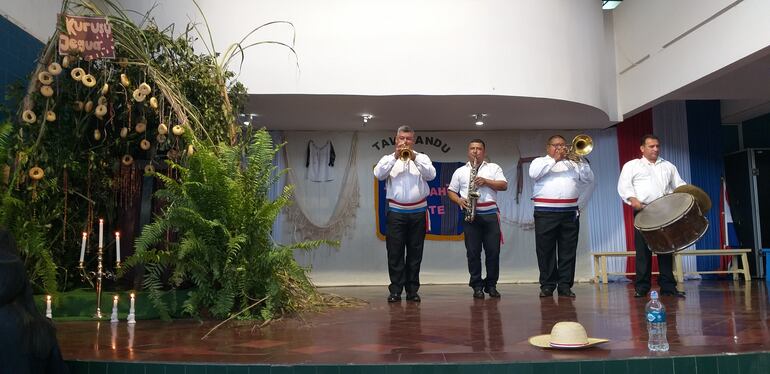 Estudiantes festejaron el Día del Folclore paraguayo en Luque.