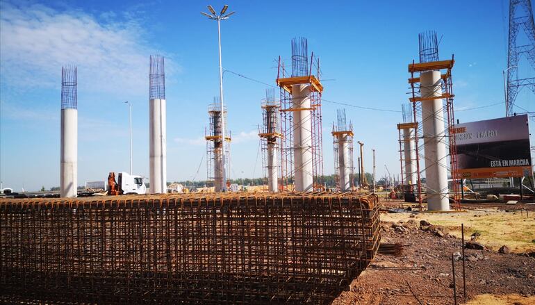 Enormes estructuras se construyen en ambas margenes del río y servirán como viaductos de conexión.