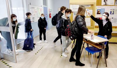 Toma de temperatura a los alumnos, a la entrada de un colegio en Milán, Italia.