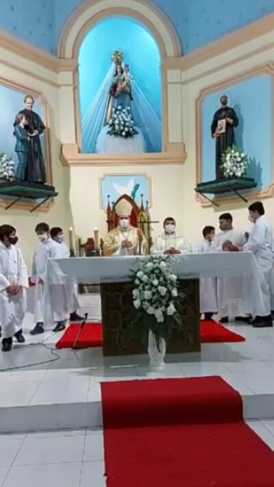 Monseñor Gabriel Escobar, obispo del Chaco, durante la misa de Pascua este domingo en la catedral de Fuerte Olimpo.