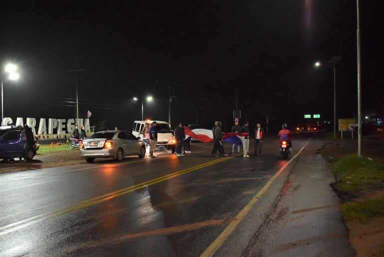 La inclemencia del tiempo de pertinaz llovizna permitió reunir a un reducido grupo de manifestantes en Carapeguá.