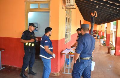 Agentes de la Policía Nacional durante la intervención en la escuela y colegio Manuel Ortiz Guerrero de Villarrica.
