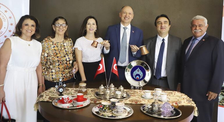 Montaha Mannah, la embajadora de Panamá Magdalena Rodríguez de Diuran, Meltem Aksen, el embajador del Líbano Hassan Hijazi, el embajador de Türkiye, Serhat Aksen y Mohamad Said Mannah.