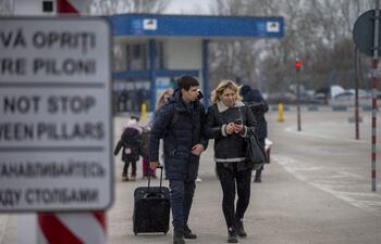Personas huyendo de Ucrania, al cruzar la frontera en Palanca Village, Moldavia.